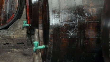 Бургаска изба осиротя. Задигнаха 190 литра алкохол