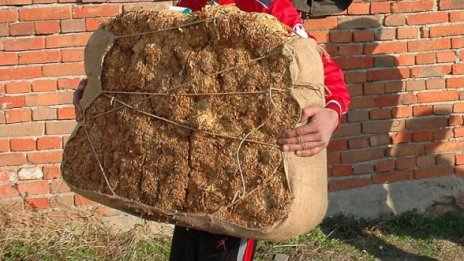 Закопчаха млад мъж с 10 кила нелегален тютюн