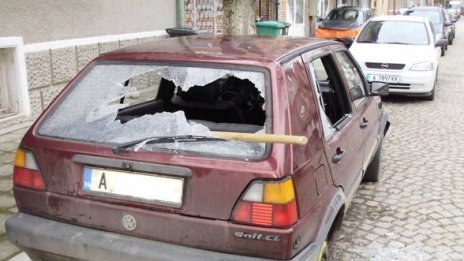 С брадва потрошиха кола на ченге от Поморие