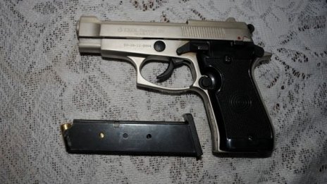 Задържаха трима за въоръжен грабеж