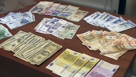 Разбиха група, фалшифицирала документи