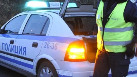 Роми потрошиха патрулка след гонка с полицията