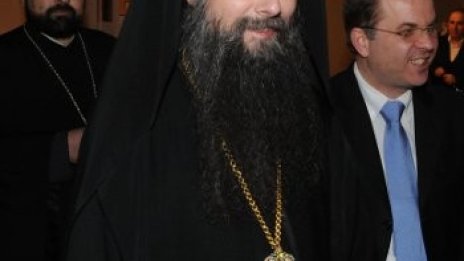 Пловдивският митрополит носи огъня от Йерусалим за Великден