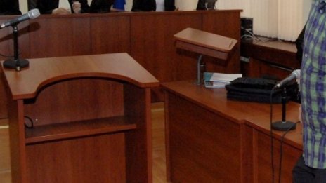Съдът пусна бащата, обвинен от дъщеря си в изнасилване