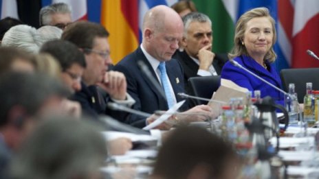 НАТО зове Кадафи да се оттегли от властта