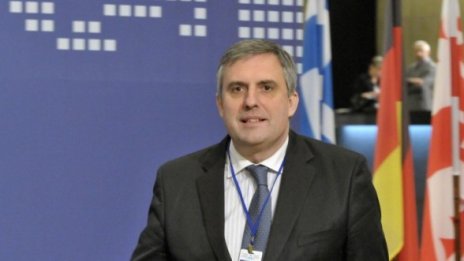 6 млн. лв. за самолетни билети пръснало Външно