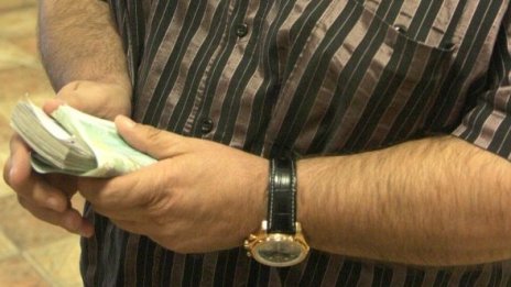 Млад мъж изгоря с 5 бона след обаждане по телефона