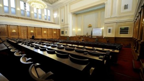 Депутатите си спретнаха 12 дни ваканция по Великден