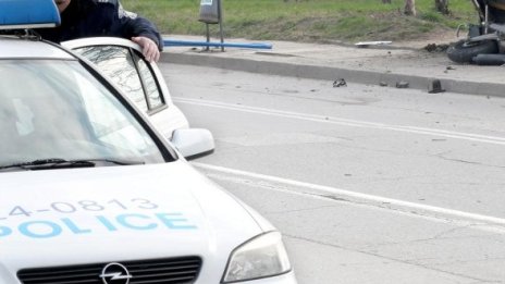 Младеж прегази баба на заден ход
