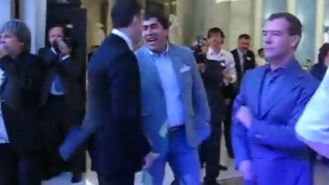 Медведев се разкърши. Сякаш е глътнал бастун