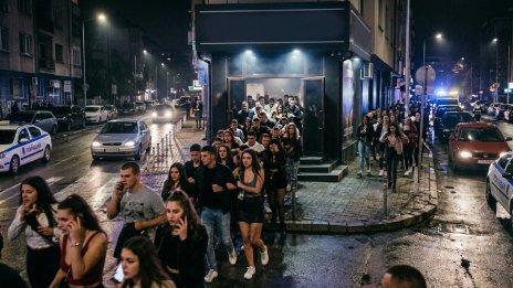 Евакуираха цяла дискотека в Царево, някой пръснал с лютив спрей