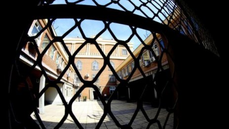 Пандизчии пробват да избягат, бутат стена между килии