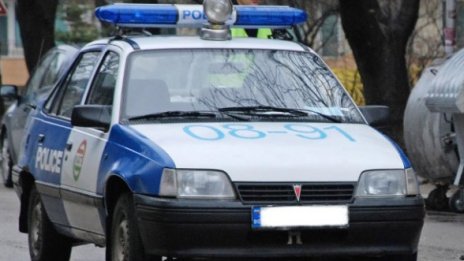 Спипаха двама, докато крадат желязо в Сливница