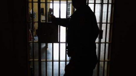 Полицай отнесе юмрук в лицето при междусъседска свада