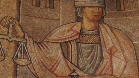 Пробация за недоволни майстори, задигнали покъщнина