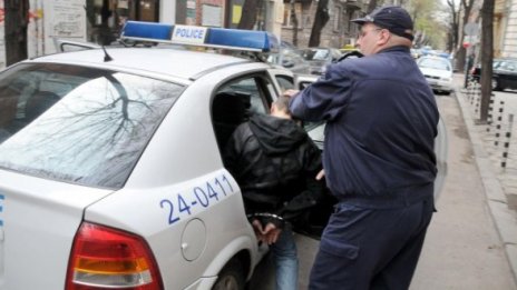 Непълнолетен с актив от 9 кражби от коли за месец