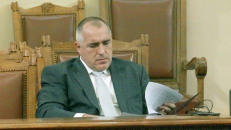 Не поемаме гаранции за чужди дългове, успокоява премиерът