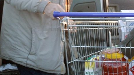 Русенец си "напазарува" от хипермаркет, но го хванаха