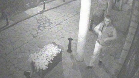 Охранителни камери запечатали крадец на бижута