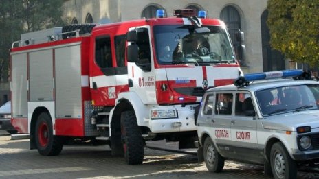 Оптични кабели запалиха пожар в блок в Младост