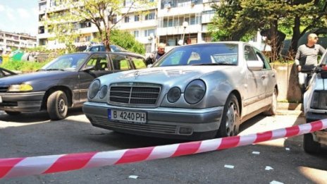 Почина мъжът, надупчен с куршуми в колата си