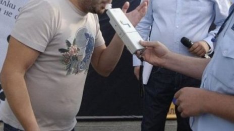 Пиян прегази авер и го заряза на улицата