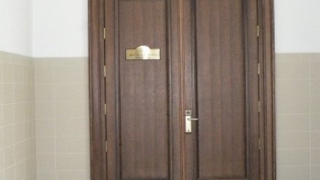 Луд уби дъщеря си, отърва затвора