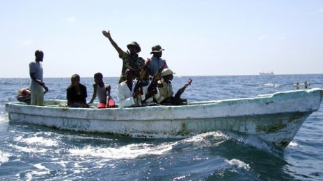 Сомалийските пирати освободиха двама испанци