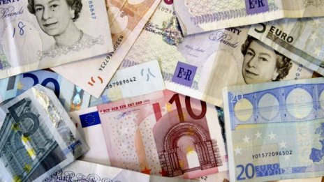 Хванаха тийнейджърка с 20 000 недекларирани евро