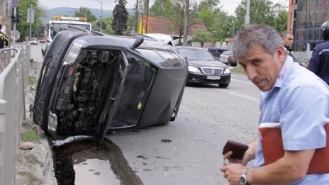Автобус обърна "Пежо" на бул. Цар Борис III