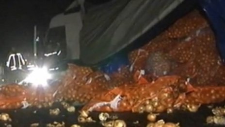 ТИР разпиля 20 тона лук на магистрала "Тракия"