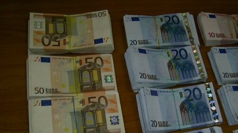 Спипаха двама турци на Калотина със ?100 хил.