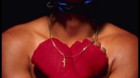 Кръстосването на ръце помага срещу болка