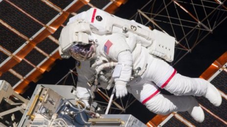 Астронавти излязоха на 6-часова мисия в открития космос
