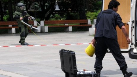 Отцепиха района на НДК заради съмнителен пакет