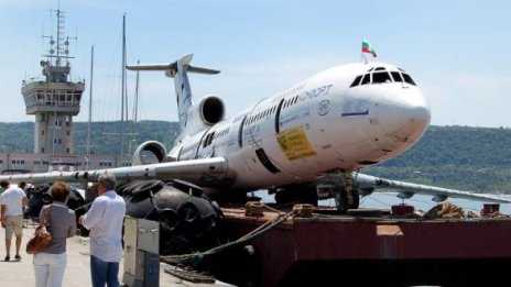 Самолетът на Тато се превръща в подводен риф
