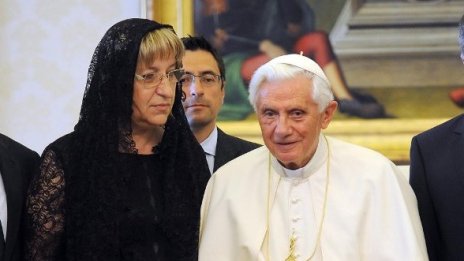 Цачева подари на Бенедикт XVI скулптура на Йоан Кръстител