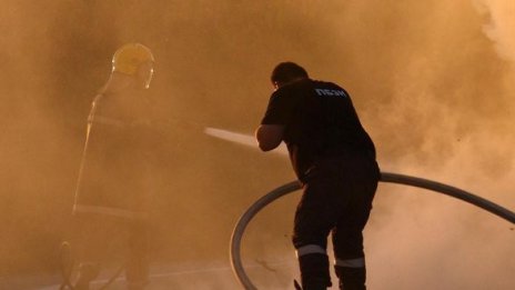 Два камиона с дърва за огрев са изгорели в Софийско