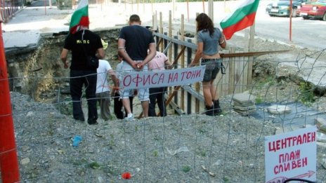 Превърнаха огромна пътна дупка в офис