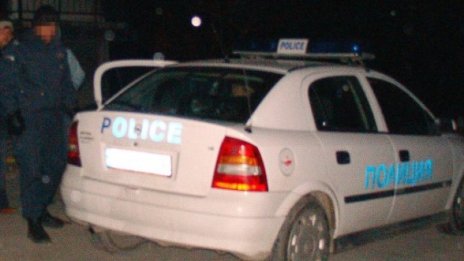 Полицай отнесе маса в главата, разтървавайки меле
