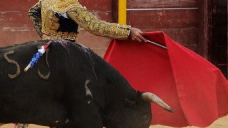 Какво свързва скоростта, силата и червения цвят?