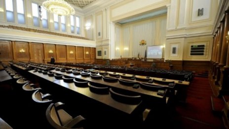 Рекорд! Депутатите работиха 46 минути