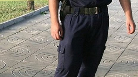 Пиян плаши съседа си с граната