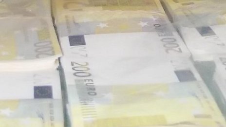 Белезници за мъж, опитал да изтегли от банка ?148 хил.