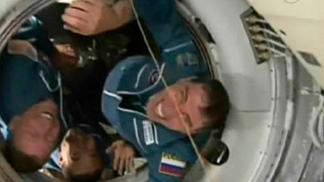 "Съюз" се скачи с МКС