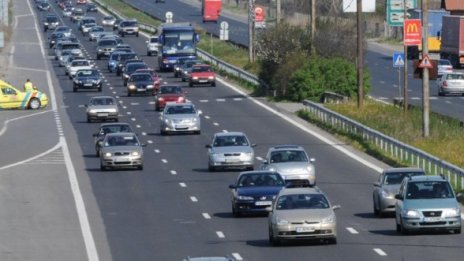 Има мокри пътни участъци