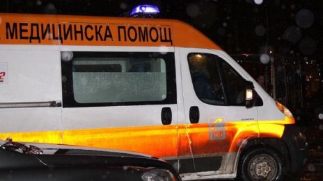 Двама ранени, след като кола се спуснала неуправляемо по скат