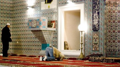 Пребит е пазачът на джамията в София
