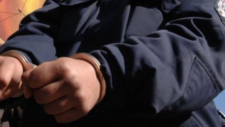 Белезници за разследващ полицай от Благоевград