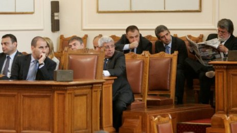 12,40 ч. –  НС гласува вота срещу кабинета "Борисов"